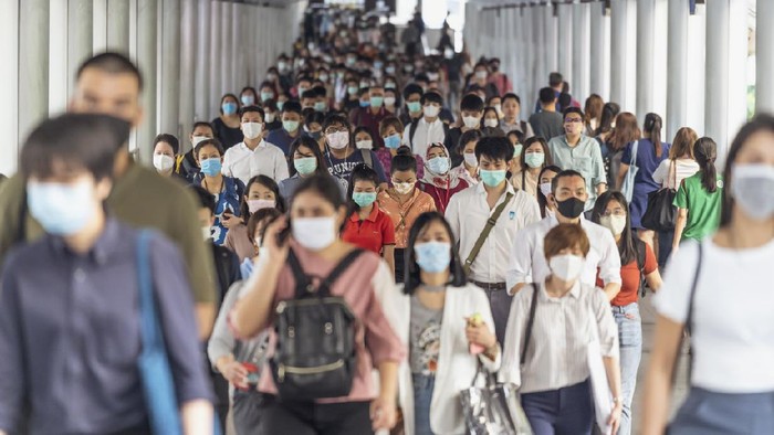 Orang-orang pakai masker Bangkok, Thailand - Mar 2020 : Crowd of unrecognizable business people wearing surgical mask for prevent coronavirus Outbreak in rush hour working day on March 18, 2020 at Bangkok transportation