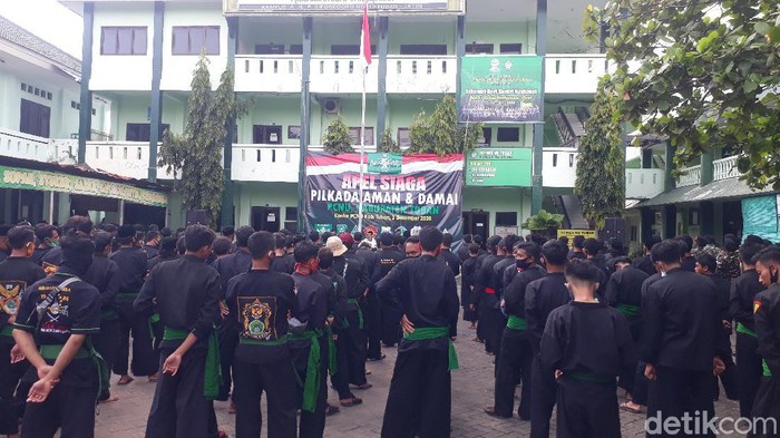 Pengurus PCNU Tuban bersama badan otonom (Banom) menggelar apel siaga Pilbup aman dan damai. Apel digelar di halaman kantor PCNU setempat, Jalan Diponegoro, Tuban.