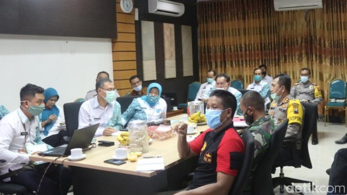 Pemkot Pekalongan dan Forkopimda saat rapat penanganan COVID-19 di Ruang Kresna Setda, Kota Pekalongan, Rabu (2/12/2020).