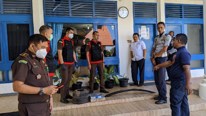 Penyidik Kejari Sabang menggeledah kantor dishub (dok Istimewa)