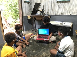 Mudahkan Belajar Online, Pertamina Bagikan 50 Laptop ke 32 SD