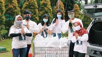 Jihane punya komunitas bernama Jihane Family yang fokus pada kegiatan aman. Seperti ini momen Jihane dan timnya saat menyalurkan bantuan sembako. Foto: Instagram jihanealmira