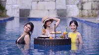 Selain di Bali, Jihane juga pernah nih coba floating breakfast di Yogyakarta. Tentu lebih istimewa karena ia bersama dua temannya. Foto: Instagram jihanealmira