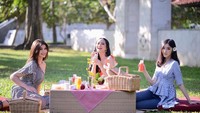 Begini pose cantik Jihane saat piknik bareng dua temannya. Mereka sudah menyiapkan banyak bekal makanan dan minuman. Foto: Instagram jihanealmira