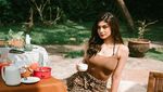 Pesona Cantik Jihane Almira Saat Nikmati Floating Breakfast