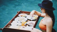 Liburan ke Bali, Jihane tak lewatkan coba sensasi floating breakfast. Pasti seru ya sarapan enak sambil berenang! Foto: Instagram jihanealmira