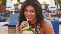 Lagi-lagi dengan kelapa, kali ini Jihane pamer senyum manis saat hendak menikmati minuman menyegarkan ini. Foto: Instagram jihanealmira