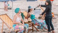 Jihane pernah terlibat dalam beberapa judul FTV dan film. Salah satu adegannya adalah santai di pinggir pantai dengan ditemani minuman kelapa. Foto: Instagram jihanealmira