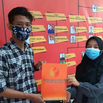 AT Pangestu laporakan pasangan Muhamad-Rahayu Saraswati ke Bawaslu Tangsel, Selasa (1/12/2020).