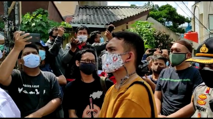 Polisi kembali dihadang massa di Petamburan.