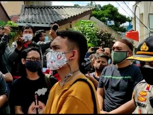 Memanas, Laskar FPI Minta Polisi Tinggalkan Petamburan: Keluar Lu!