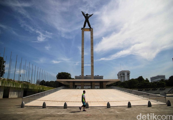 Fenomena langit biru Jakarta menarik atensi masyarakat. Hari ini, kawasan Lapangan Banteng tampak semakin mempesona dengan pemandangan langit biru Jakarta.
