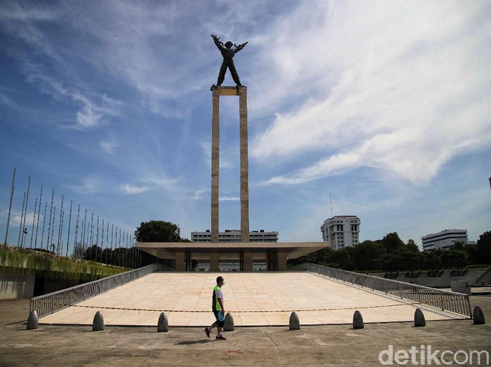 Potret Langit Biru Jakarta dari Kawasan Lapangan Banteng Fenomena langit biru Jakarta menarik atensi masyarakat. Hari ini, kawasan Lapangan Banteng tampak semakin mempesona dengan pemandangan langit biru Jakarta.