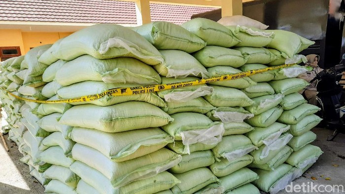 pupuk subsidi dijual mahal