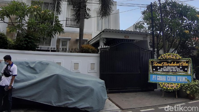 Rumah Ririn Ekawati terlihat sepi setelah kabar meninggalnya sang bunda