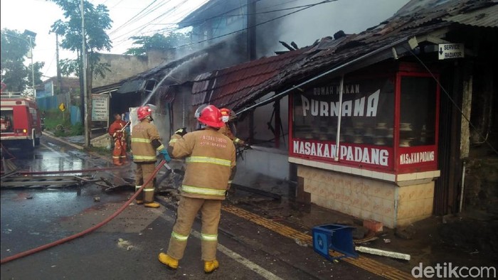 Rumah makan padang dan bengkel di Sukabumi ludes terbakar