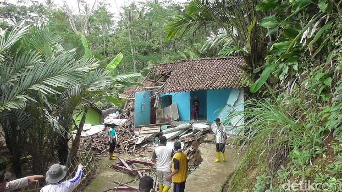 Rumah warga terdampak tanah gerak di Desa Talunamba, Kecamatan Madukara, Banjarnegara, Rabu (2/12/2020).