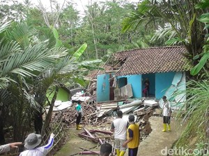 Rumah Rusak Gegara Tanah Gerak Akhirnya Dirobohkan, Pemiliknya Pingsan