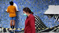 Seorang seniman tengah menghias salah satu dinding Institut Prancis Indonesia dengan mural. Dedy Istanto/Detikcom.