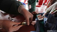 Petugas mengambil sampe darah dari salah satu peserta.