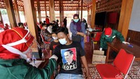 Puluhan warga yang menjadi saksi di Pilkada Solo dari Partai PDIP menjalani Rapid Test di Pucang Sawit, Solo, Jawa Tengah, Rabu (2/12).