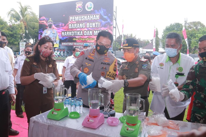 Seluruh Polres jajaran Polda NTB memusnahkan barang bukti narkoba dan miras secara serentak.