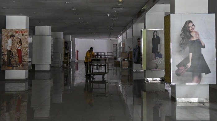Mal Golden Truly di Jalan Gunung Sahari, Jakarta, tutup per 1 Desember 2020. Sempat jadi primadona di Ibu Kota, satu per satu gerai Golden Truly pun kini tutup.