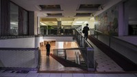 Golden Truly sempat menjadi salah satu primadona tempat berbelanja maupun hiburan bagi warga Jakarta. Pada era 1990-an, Golden Truly memiliki banyak cabang dan bisa ditemui di beberapa tempat seperti Fatmawati, Sudirman, Tendean, Gunung Sahari, Depok, serta Blok M. Namun pamornya terus tergerus oleh ragam mal di ibu kota seperti Grand Indonesia, Senayan City, Kota Kasablanka, dan lainnya.