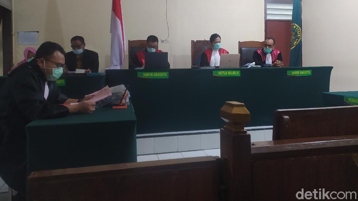 sidang mobil via vallen terbakar