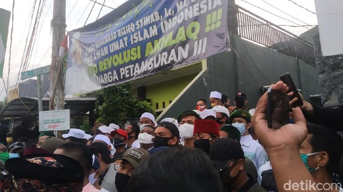Situasi di Petamburan Saat Polisi Hendak Antarkan Surat Panggilan Habib Rizieq
