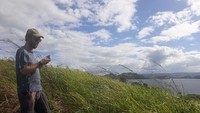 Pesona sunset Bukit Yomokho justru lebih dikenal di kalangan generasi milenial. Bule-bule yang tinggal di Sentani pun banyak yang berkunjung ke bukit ini hanya untuk menikmati momen sunset di tepi Danau Sentani. (Hari Suroto/Istimewa)