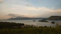 Di masa lalu, manusia prasejarah memilih Bukit Yomokho sebagai perkampungan bukan karena sunsetnya yang indah, tetapi karena lokasinya dekat dengan danau. Danau berfungsi sebagai sumber air bersih, sekaligus sumber protein untuk berburu ikan. (Hari Suroto/Istimewa)