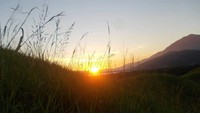 Bukit Yomokho memiliki pemandangan yang Instagramable, terutama saat panorama sunset datang, dengan latar belakang Danau Sentani yang memukau dari ketinggian. (Hari Suroto/Istimewa)