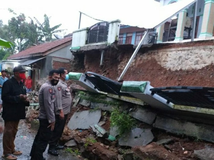 Tembok penahan tebing di Ciamis ambruk akibat hujan deras