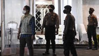 Tim penyidik KPK melakukan penggeledahan di rumah dinas Menteri Kelautan dan Perikanan nonaktif Edhy Prabowo yang berada di kawasan Jakarta Selatan, Rabu (2/12/2020). ANTARA FOTO/Hafidz Mubarak A