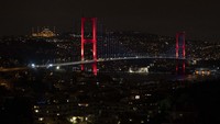 Pemandangan di Jembatan Bosporus yang sunyi saat berlakunya jam malam.
