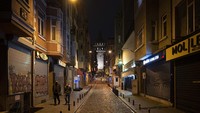 Orang-orang berjalan di Istanbul, dengan latar belakang Menara Galata, pada Selasa, 1 Desember 2020 waktu setempat.