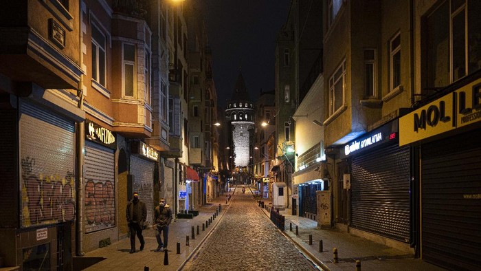 Turki Berlakukan Jam Malam, Istanbul Sunyi A view of deserted streets in Istanbul during a curfew Tuesday, Dec. 1, 2020, part of the new measures to try curb the spread of the coronavirus. Turkey had gone into the most widespread lockdown so far amid a surge in COVID-19 infections, extending curfews to weeknights and full lockdowns over weekends. The curfew would be implemented on weekdays between 9:00 pm and 5:00 am. He also announced total weekend lockdowns from 9:00 pm on Friday evenings to 5:00 am Monday. (AP Photo)