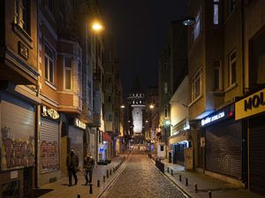 Turki Berlakukan Jam Malam, Istanbul Sunyi