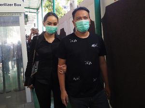 Potret Kalina Setia Temani Vicky Prasetyo di Pengadilan