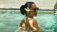 Ada pula foto Vicky Zainal sedang berenang. (Foto: dok. Instagram @vickyzainal24) 