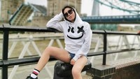 Sebelum kabar gugatan cerai suaminya, Vicky Zainal sering jalan-jalan ke berbagai penjuru dunia. Seperti foto ini yang dipotret di London. (Foto: dok. Instagram @vickyzainal24)