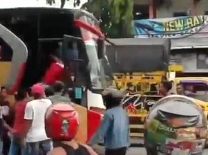 Viral Video Bus Ngeblong di Lamongan, Sopirnya Dihajar Warga