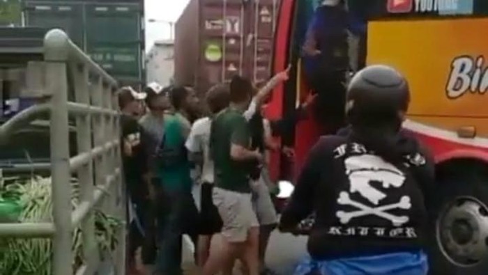 viral bus ngeblong di lamongan
