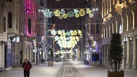 Salah satu sudut kota Istanbul terlihat sangat sepi. Pemerintah Turki melarang warga yang berusia 20 tahun ke bawah dan 65 tahun ke atas menggunakan transportasi umum. (AP/)