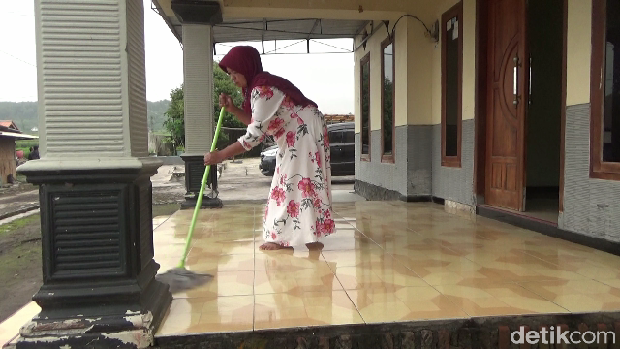 warga kembali ke rumah setelah mengungsi