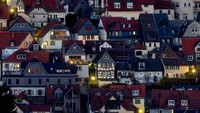 Rumah dengan lampu menyala berjajar rapi di kota Kronberg, Jerman. AP Photo/Michael Probst  