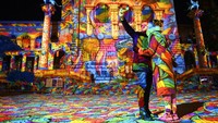 Sepasang kekasih mengabadikan diri saat warna-warni video mapping menghiasi tubuh mereka. AP Photo/Laurent Gillieron  