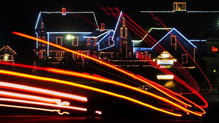 Warna-warni menjadi hal yang indah untuk ditengok pada akhir pekan. Mulai dari warna-warni seberkas cahaya lalu lintas hingga kumpulan lampu Natal.