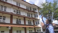 Gubernur Jawa Barat Ridwan Kamil menyapa pasien OTG saat menjalankan isolasi di Wisma Makara UI, Depok, Jawa Barat, Rabu (2/12/2020).